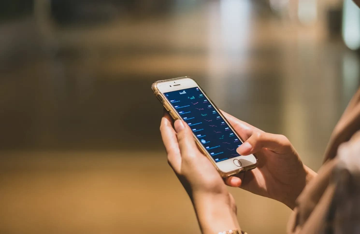customer paying with phone